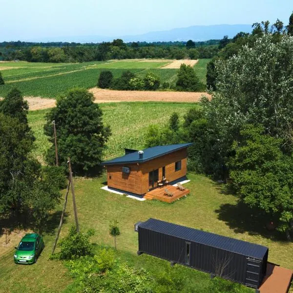 Wooden house 50 m2 and Container home 25 m2, near the airport, hôtel à Lekneno