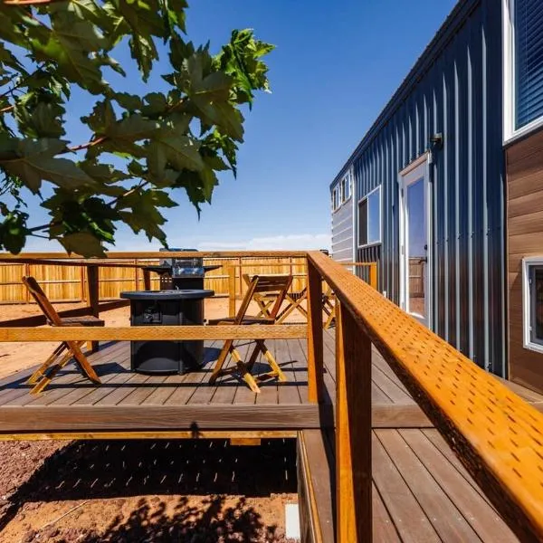 modern home with private hot tub, hotel in Apple Valley