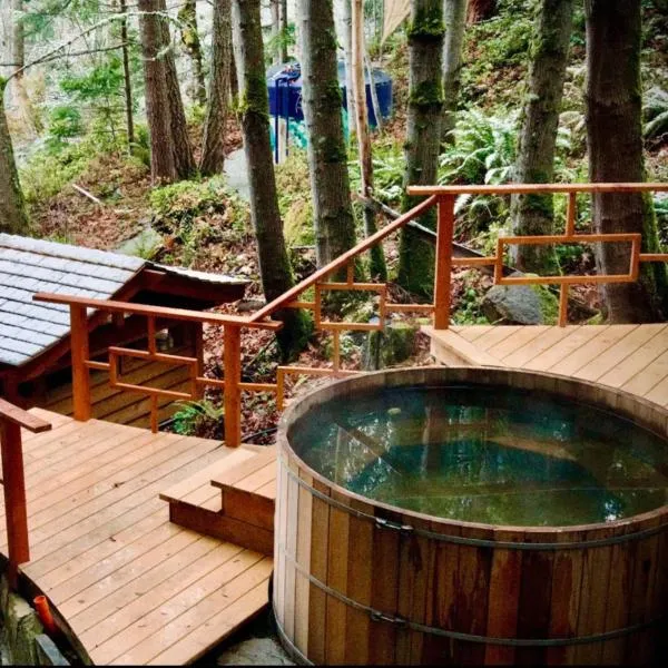 Sungate on Salt Spring - Luxurious Suite with Cedar Hot Tub & View、Salt Spring Islandのホテル