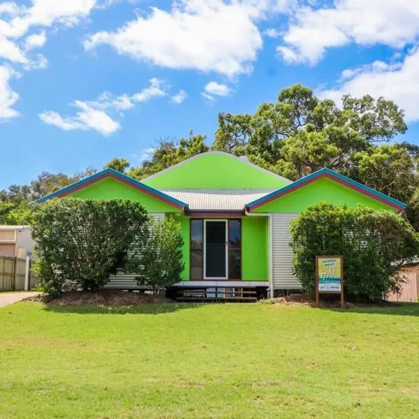 McLeods - Three-Bedroom, Pet-Friendly Coastal Escape in Central Agnes Water, hotel in Agnes Water