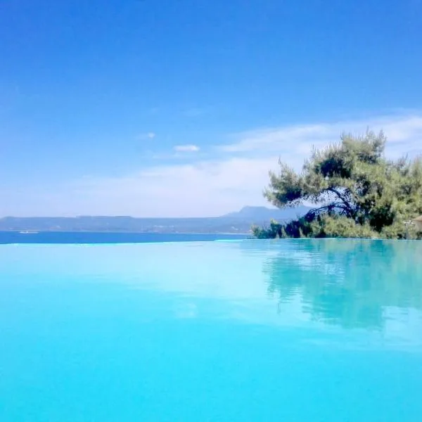 12 Gods Resort, hótel í Pylos