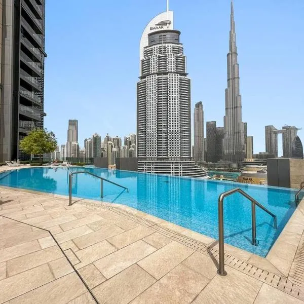 FIRST CLASS Modern 2BR Apartment with Burj Khalifa & Skyline Views、ドバイのホテル
