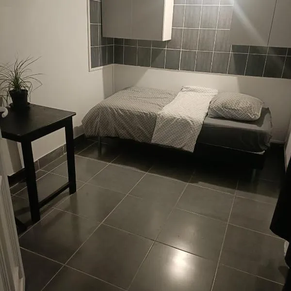 Tiny house - Gare Paris Aeroport, hotell sihtkohas Drancy