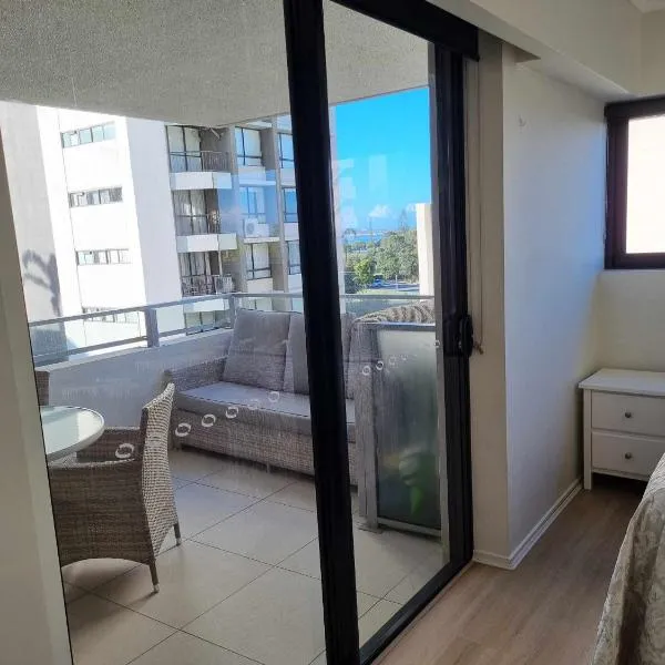 Private Bedroom and Bathroom in a shared Apartment, hotel in Gold Coast