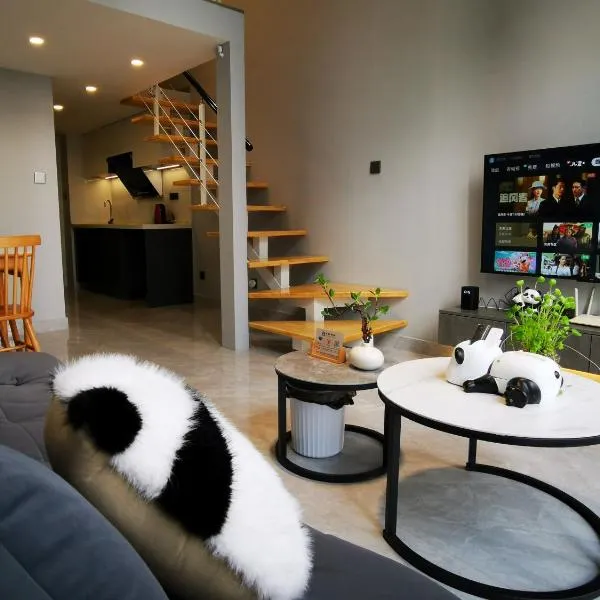 Panda ZuoKe Besucher Apartment 熊猫坐客民宿, hotel in Kunming