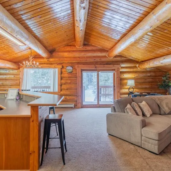 Tucked Away Timber Upper Suite, hotel in Fairbanks