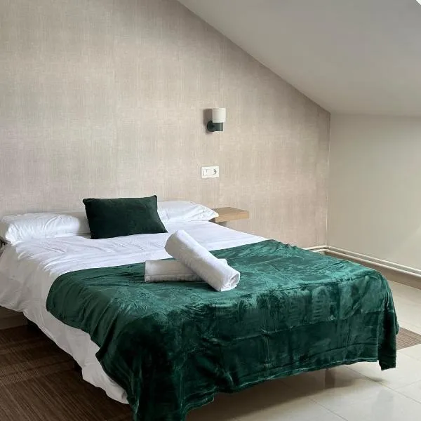 Casa Grande do Costureiro-Para Grupos en Portomarín con Terraza y Vistas, Hotel in Portomarin