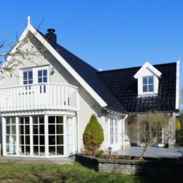 Vrijstaande villa met grote tuin, 4 slaapkamers en sauna, hotel in Zeewolde