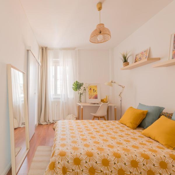 Bright and Cheerful Room with Modern Comforts and Private Bathroom, Madrid