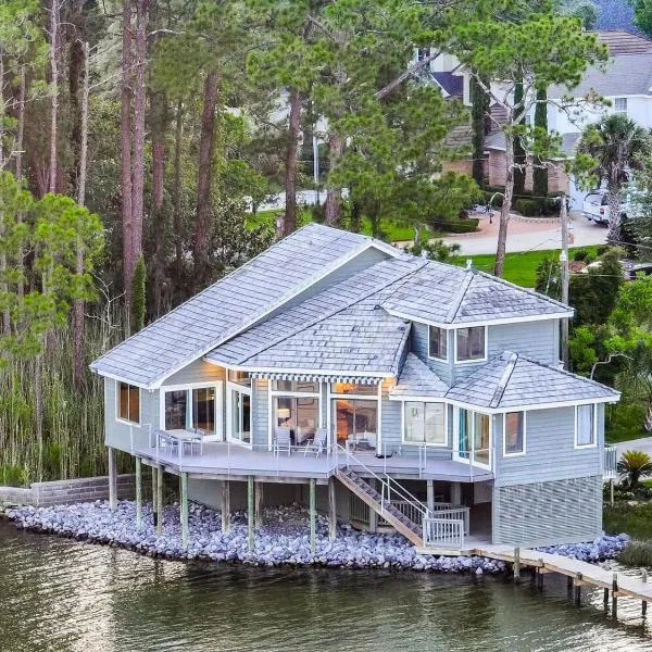 FEATURED ON HGTV'S MY LOTTERY DREAM HOME! Private dock, 15 minute boat ride to Crab Island, 20 minute drive to Destin, Pet Friendly, hôtel à Niceville
