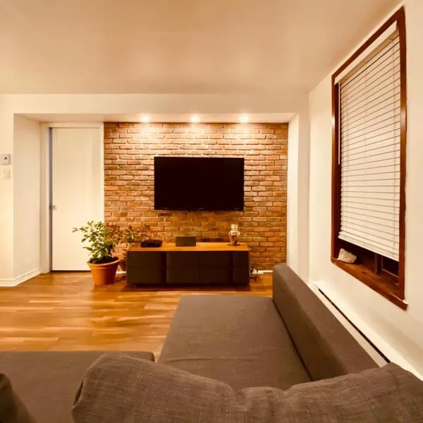 Lovely 2-Bedroom Apt at the Heart of Le-Plateau, hotel in Montreal