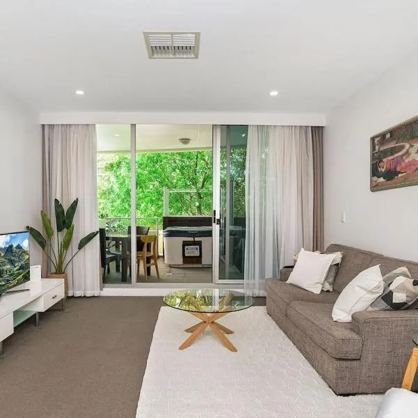 Warm Waves - Beach Pool Home, hotel i Glenelg