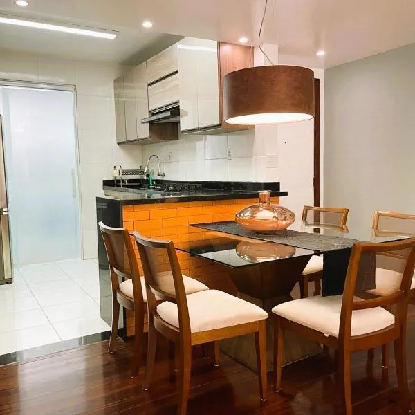 Apartamento de 3 ambientes com aconchego e excellente localização, hotel in Salvador