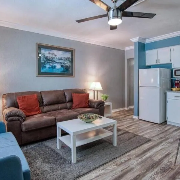 Sunset Beach Suites of Madeira Beach! Pet Friendly Summer Getaway! Steps to Beach! - Suite 10, hotel v destinaci St Pete Beach