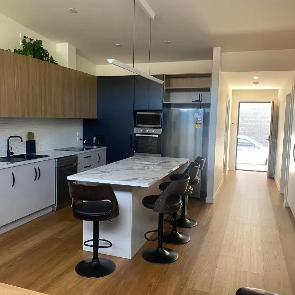 Luxe & Superior 2BR Villas Patio Free Parking & Wifi, khách sạn ở Launceston