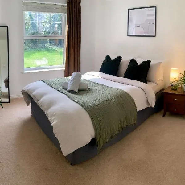 Peaceful Garden View Apt. close to Central London, hotel in London