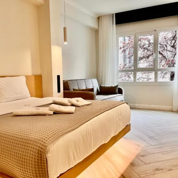 Triple A - Stylish Seven On The Pedestrian - FREE Parking!, hotel in Athens