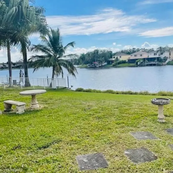 Cozy lakeside suite with private bath & entrance, hôtel à Pembroke Pines