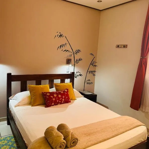 Casa de Lis Hotel & Tourist Info Centre, hotel en Turrialba