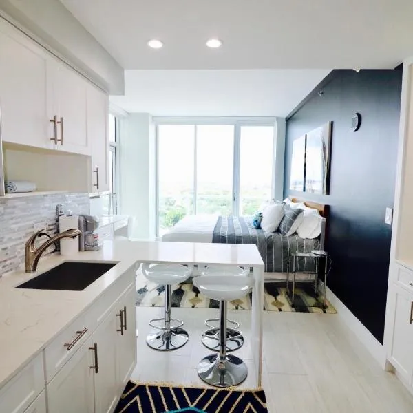 Coconut Grove 21st Floor Private Studio-Parking & WIFI included, hotel in Miami