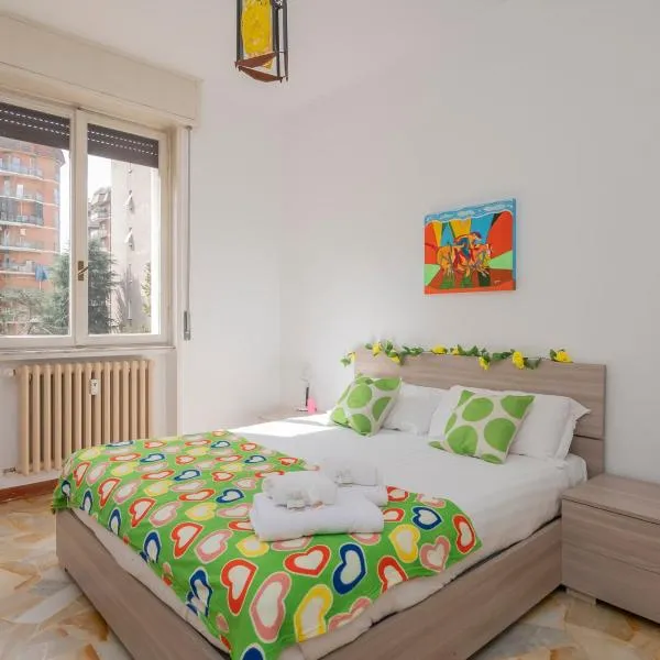Xenia Apartments - Spacious two-room apt in the flower district, hotel in Milan