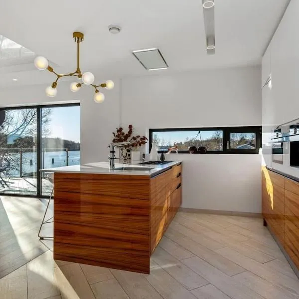 Flott moderne hus langs elven!, hotel in Fredrikstad