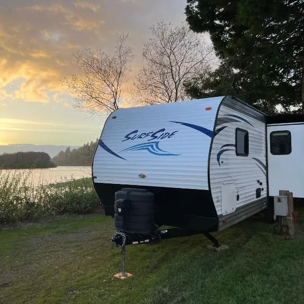 Surfside Glamping camper, hotel in Klamath