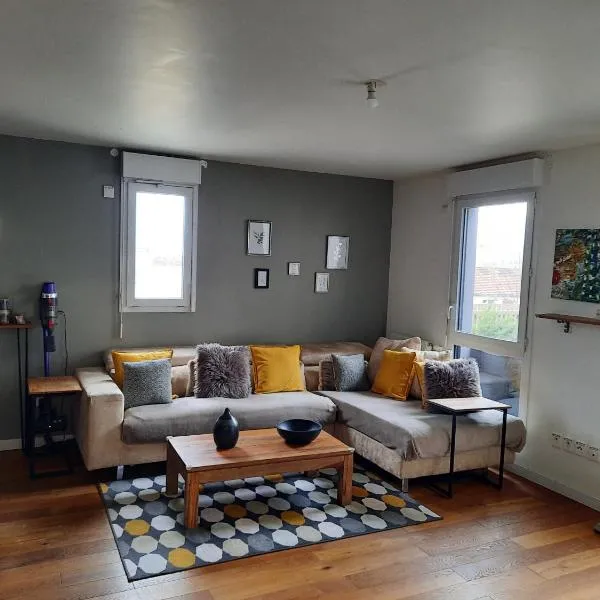 Magnifique appartement avec terrasse et parking, 8 Personnes, hotel v destinaci Nanterre