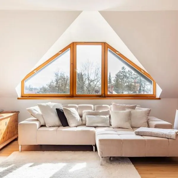 Spacious And Historic Villa With Bled Castle View, hotel in Bled