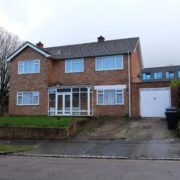 Many Worlds Meet - EuroStar, Wimbledon 30 mins, Central London, Gatwick 15 mins - Spacious, Sleeps up to 16 plus Cot - Free WiFi, Parking - Next to Lloyd Park, Great for Families, Walkers, Relocators - Ideal for Contractors, hotel in Croydon