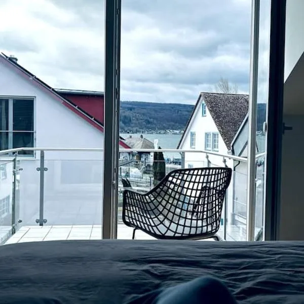 Lakefront View Entire Apartment with 2 bedrooms, 2 full bathrooms & Balcony Waterview, hotel in Reichenau