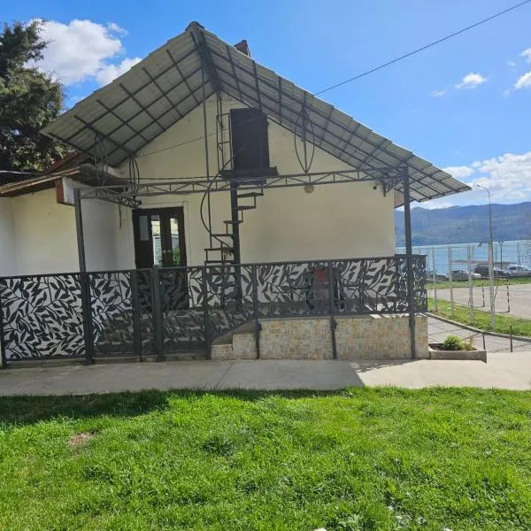 Casa Alba STr,Crizantemelor 17, ξενοδοχείο σε Orşova