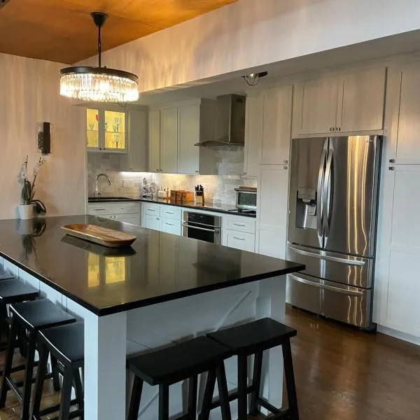 The Blue House On The Hill Catskills—Views, viešbutis mieste Claryville