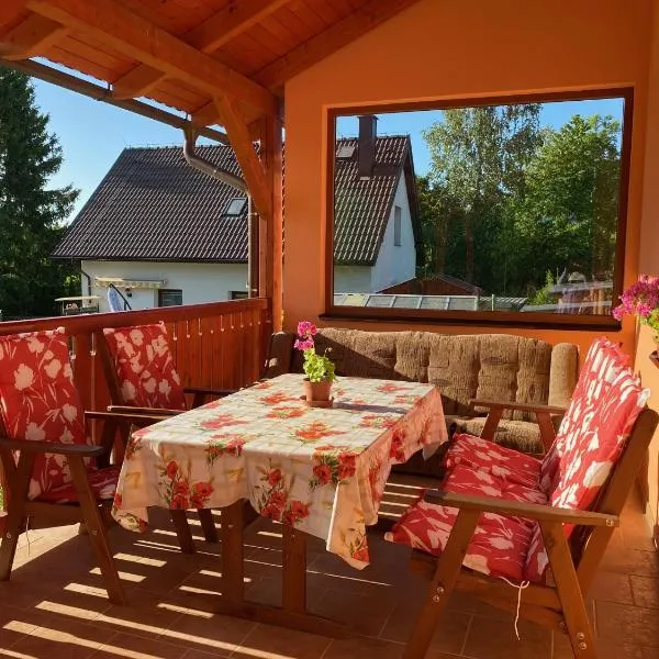 Slunný domek s terasou a zahradou, hotel ve Zvíkovském Podhradí