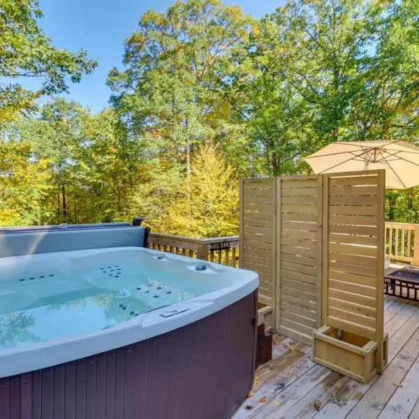 Pocono Getaway A frame Cabin w/ Hot Tub Sauna, hótel í East Stroudsburg