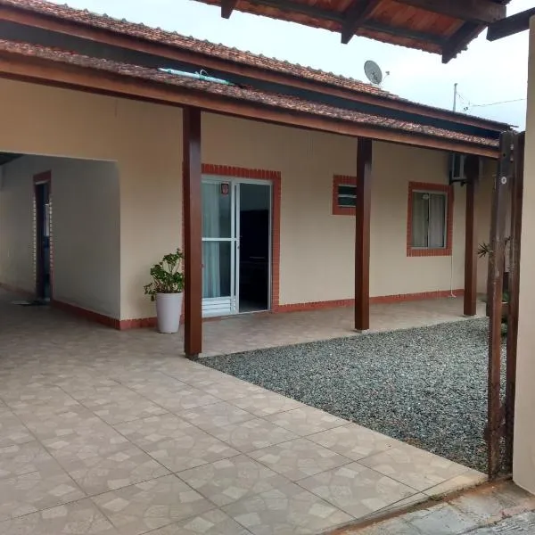 Casa de praia navegantes, próximo aeroporto, hotel din Navegantes