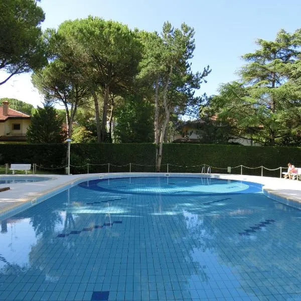 freepark relax and sea Pool & free wifi & AC, hotel in Lignano Sabbiadoro