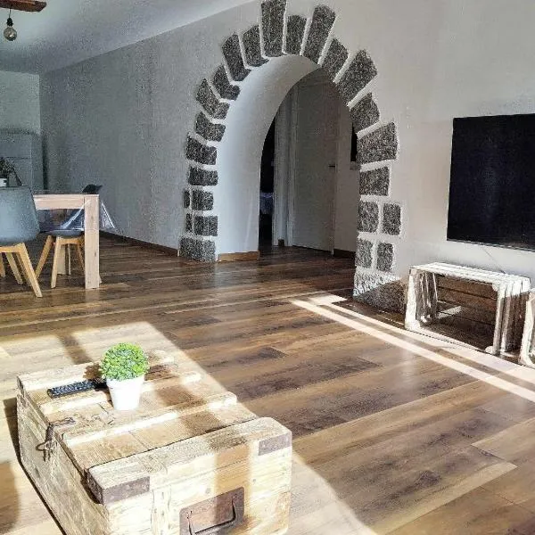 LE MAZOT-SPA HIVER ET ETE-Piscine-Proche lac-Charme-Détente, hôtel à Lathuile