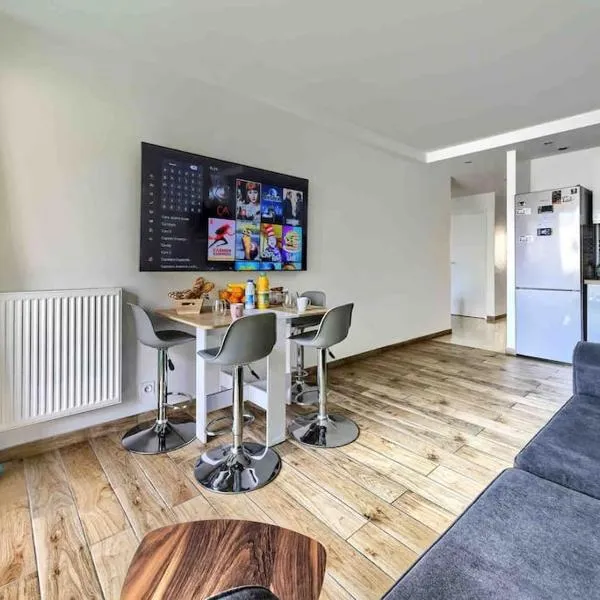 1 min to beach bedroom flat with 2 AC and parking in summer, hotel em Nice