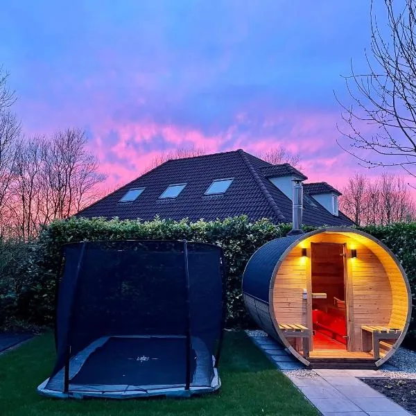 Newly renovated luxurious Villa / hottub / sauna / 7 bedrooms, Hotel in Zeewolde