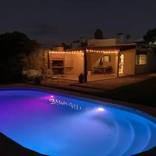 Casa con piscina para 8 personas, hôtel à Mercedes