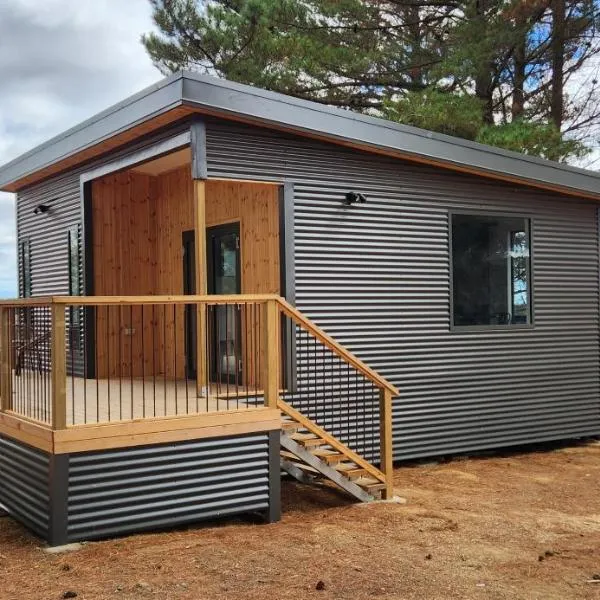 Glossy Black Cabin, hotel in Parndana