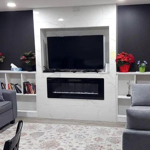 Cozy 2-Bedroom Basement Guest Suite with Private Entrance and Proximity to the Airport, Hotel in Edmonton