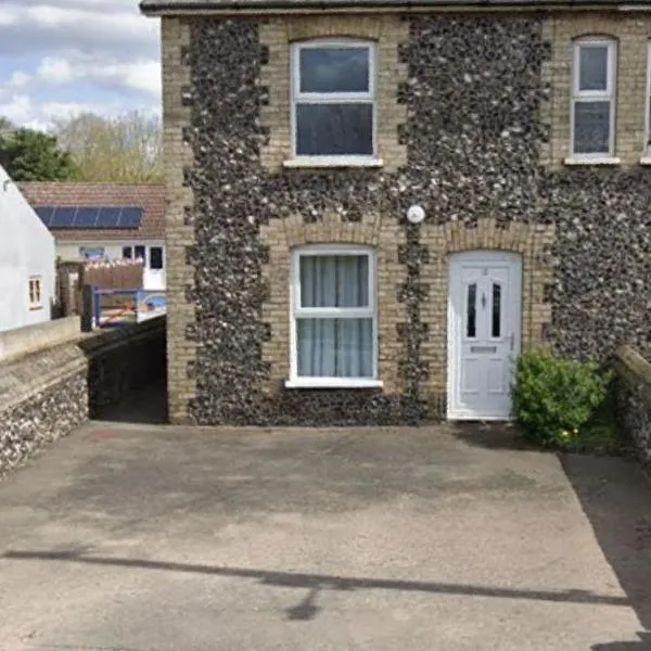 Charming 3 bedroom flint cottage, hotel di Lakenheath