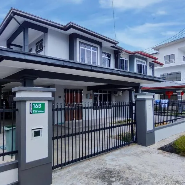 Sibu T2 Homestay, 4 Bedrooms, hotel in Sibu
