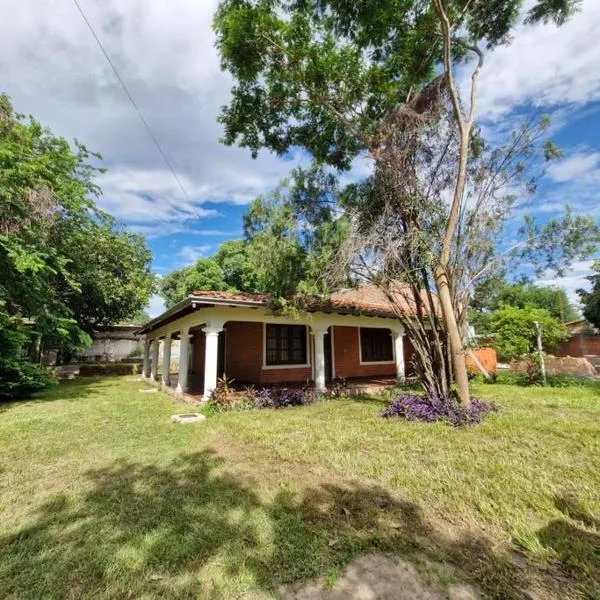 Casa familiar estilo colonial a metros del lago, viešbutis mieste San Bernardinas
