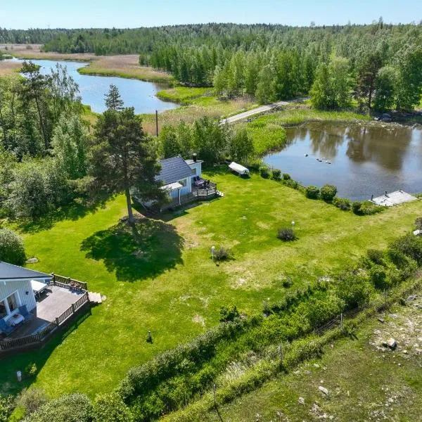 House and guest house with sauna by the sea, hôtel à Närpiö