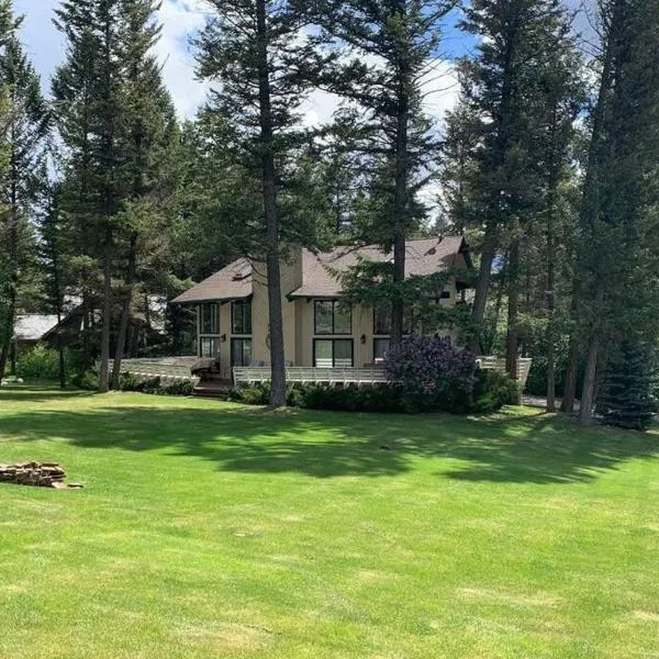 Verde Vista - Steam Shower - Theatre - Ping-Pong, hotel in Fairmont Hot Springs