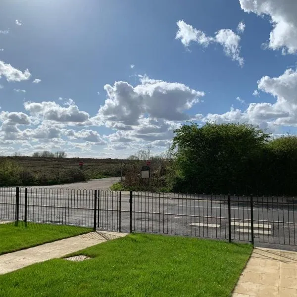 Brand New Entire 4 Bed House Multiple Free Parking Early Check-in Late Check- Out Allowed, hotel v destinaci South Ockendon