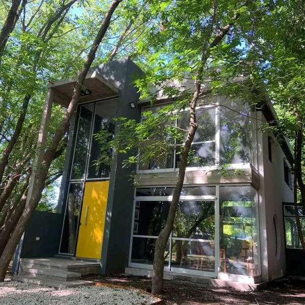Loft moderno en medio del bosque, hotel in Arturo Seguí